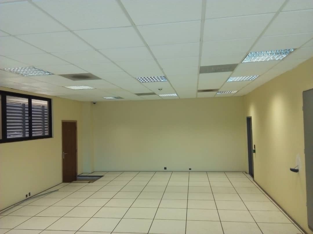 Raised floor And Acoustic Ceiling